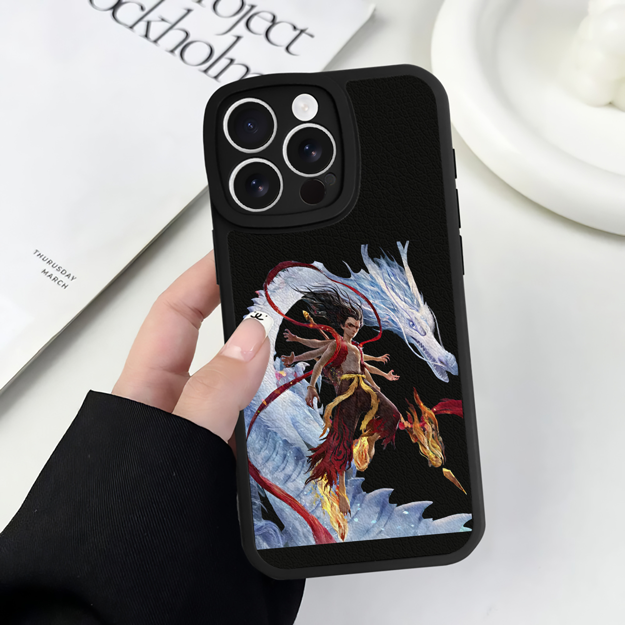 （画像用） Ne Zha 2 ナタ 魔童の大暴れ 【iPhone 16シリーズ対応】シリコンスマホケース（レザー調） 材質：シリコン
